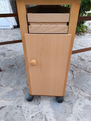 Mesa plegable de madera con ruedas