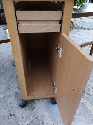 Mesa plegable de madera con ruedas