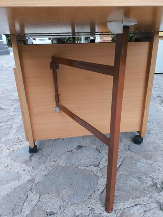 Mesa plegable de madera con ruedas