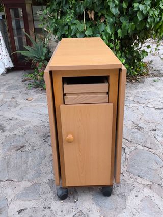 Mesa plegable de madera con ruedas
