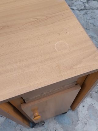Mesa plegable de madera con ruedas