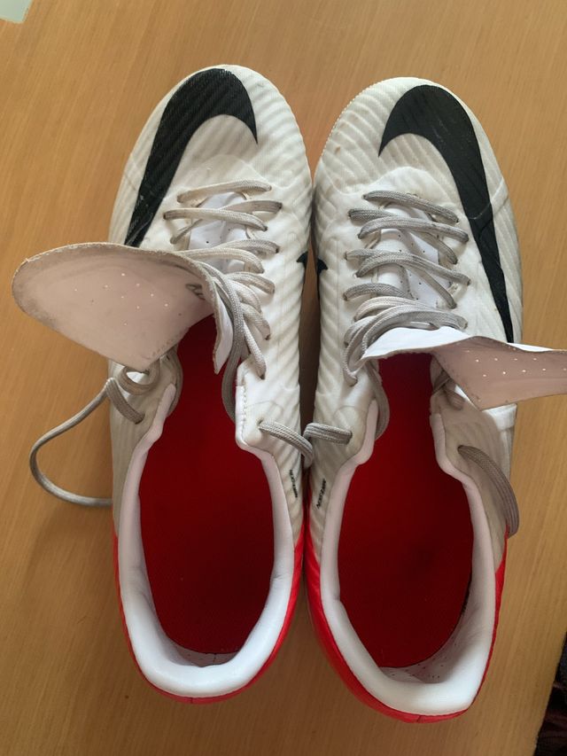 Botas de fútbol Nike blancas y rojas