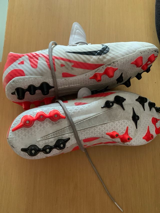 Botas de fútbol Nike blancas y rojas