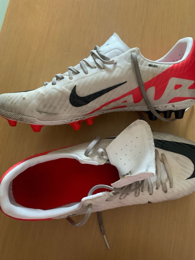 Botas de fútbol Nike blancas y rojas