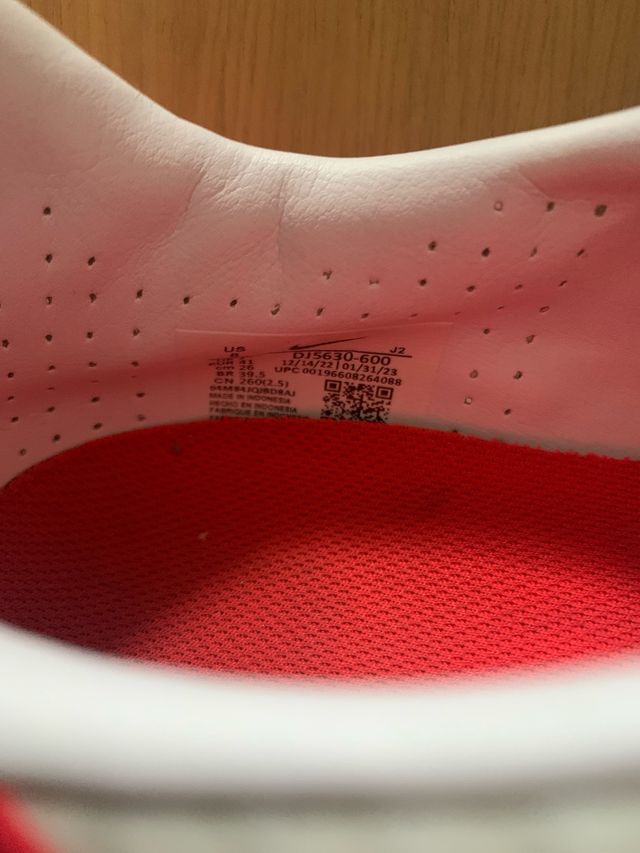 Botas de fútbol Nike blancas y rojas