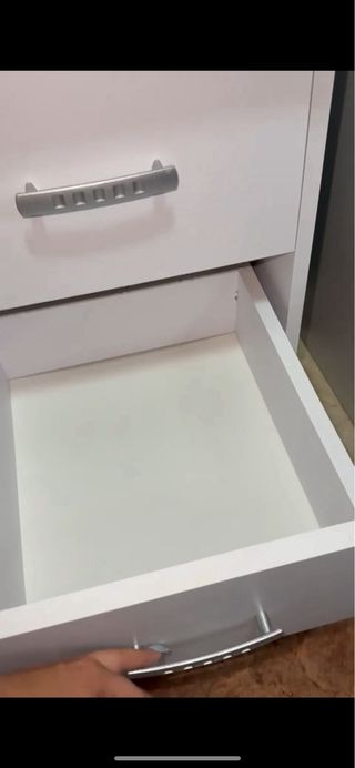 Mesa de manicura blanca con estantería lateral . 