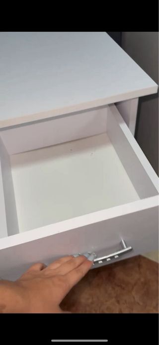 Mesa de manicura blanca con estantería lateral . 