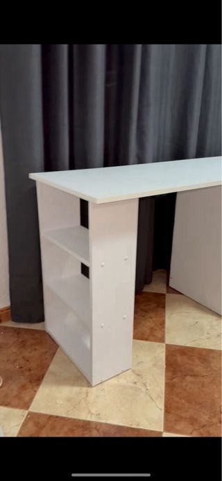 Mesa de manicura blanca con estantería lateral . 