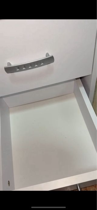 Mesa de manicura blanca con estantería lateral . 
