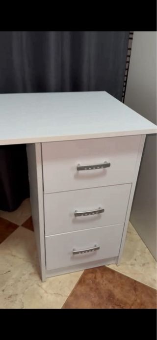 Mesa de manicura blanca con estantería lateral . 