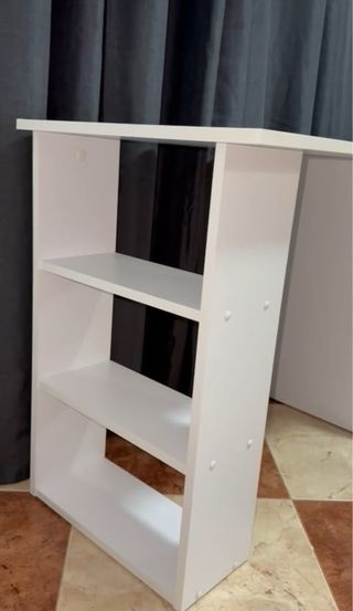 Mesa de manicura blanca con estantería lateral . 