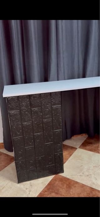 Mesa de manicura blanca con estantería lateral . 