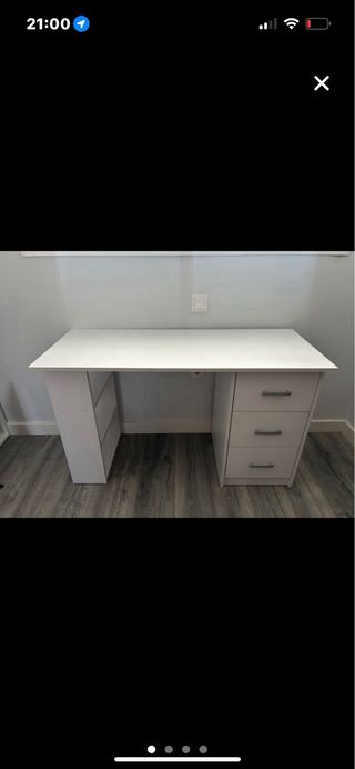 Mesa de manicura blanca con estantería lateral . 