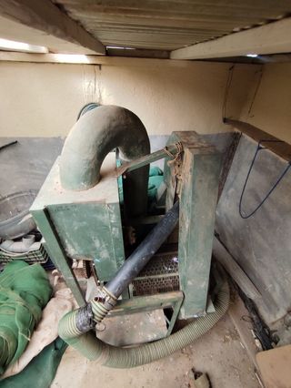 Dos maquinas recolectoras de frutos secos