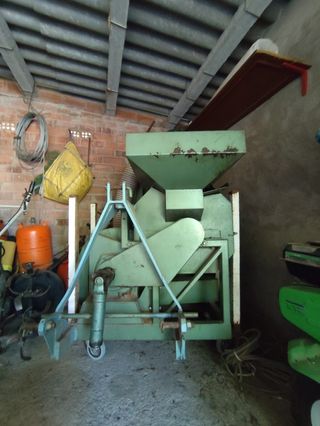 Dos maquinas recolectoras de frutos secos
