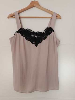 Top lencero rosa con encaje negro