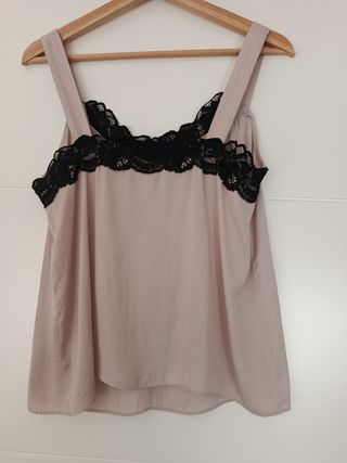 Top lencero rosa con encaje negro