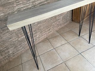 Mesa de diseño con patas metálicas