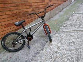 Bicicleta BMX plateada