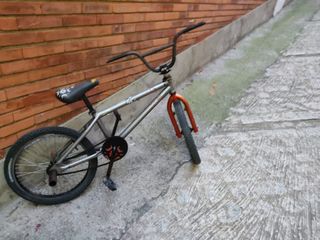Bicicleta BMX plateada