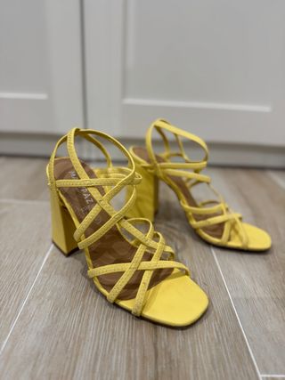 Sandalias tacón ancho amarillas tiras goma