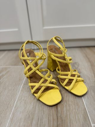 Sandalias tacón ancho amarillas tiras goma