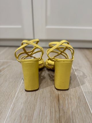 Sandalias tacón ancho amarillas tiras goma
