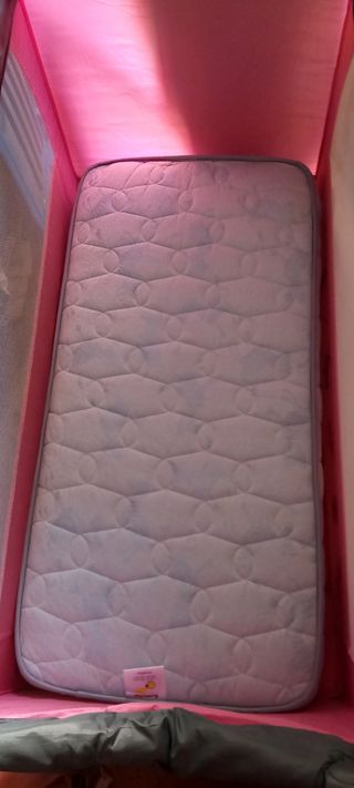 Cuna de viaje rosa o azul y colchón 