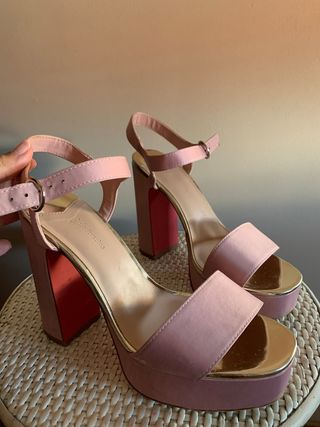 Sandalias Stradivarius tacón plataforma rosa y dor