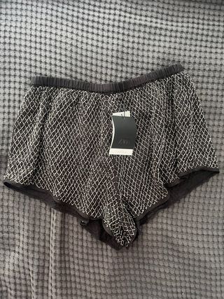 Zara Shorts Negros con Abalorios