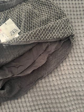 Zara Shorts Negros con Abalorios