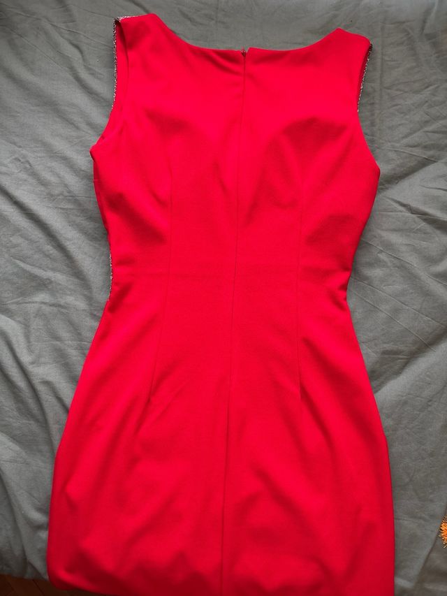 Vestido rojo con detalles plateados
