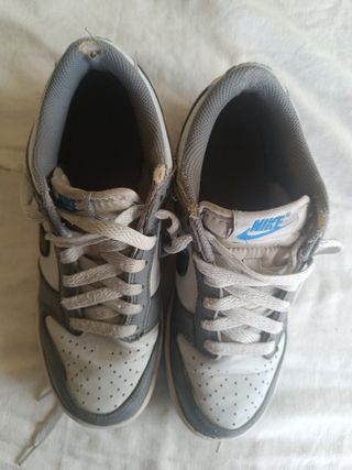 Zapatillas Nike grises y blancas