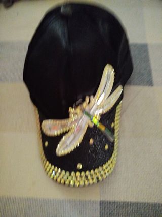 Gorra negra con libélula y pedrería
