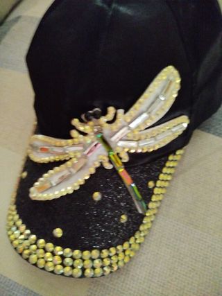 Gorra negra con libélula y pedrería