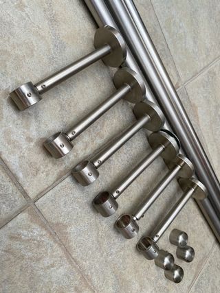 Barras y apliques cortina metal plateado.