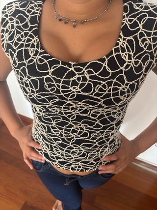 Top Moxehy sin mangas beige y negro