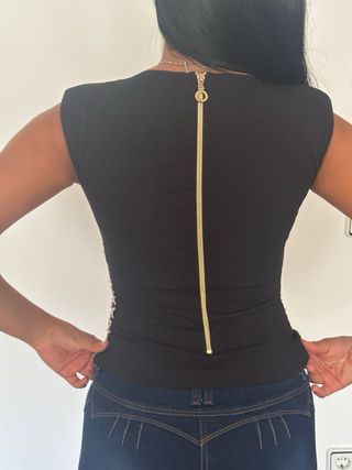Top Moxehy sin mangas beige y negro