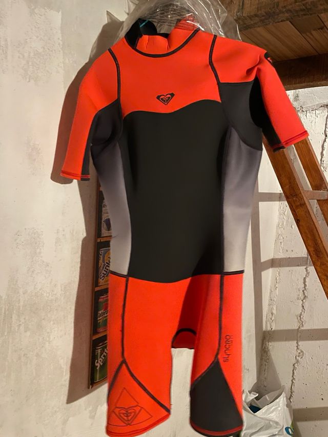 Neopreno Roxy corto naranja fosforito y negro