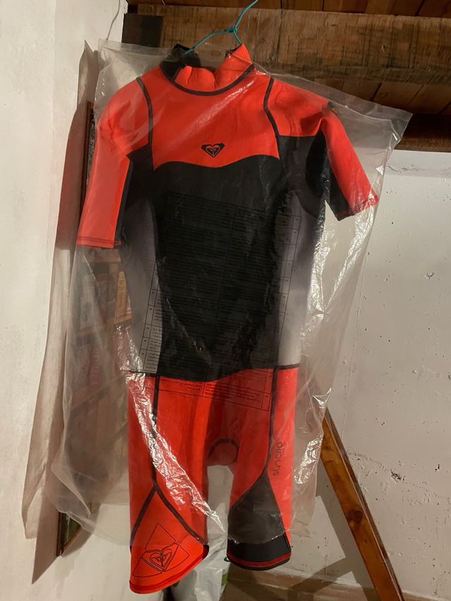 Neopreno Roxy corto naranja fosforito y negro