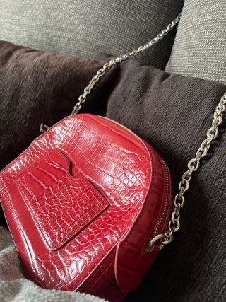 Bolso rojo con cadena tipo piel cocodrilo