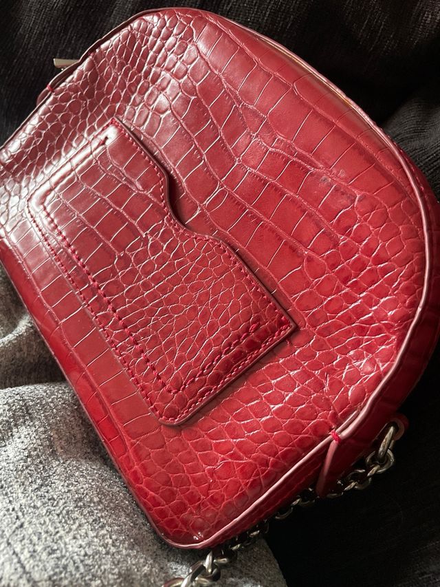 Bolso rojo con cadena tipo piel cocodrilo