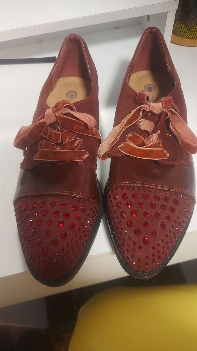 Zapatos burdeos con pedrería talla 38