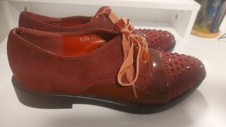 Zapatos burdeos con pedrería talla 38