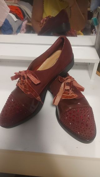Zapatos burdeos con pedrería talla 38