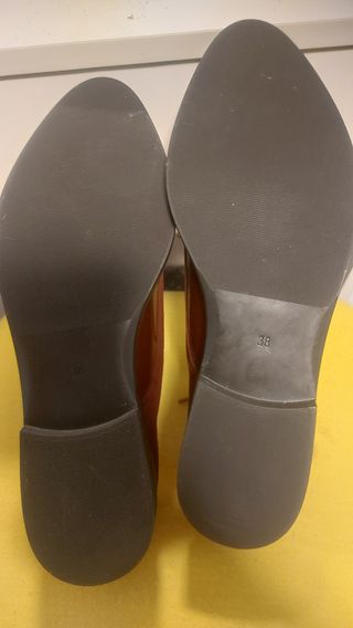Zapatos burdeos con pedrería talla 38
