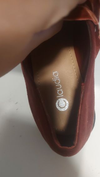 Zapatos burdeos con pedrería talla 38