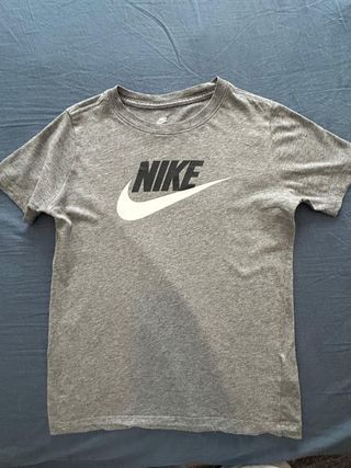 Boy's gray nike t-shirt 