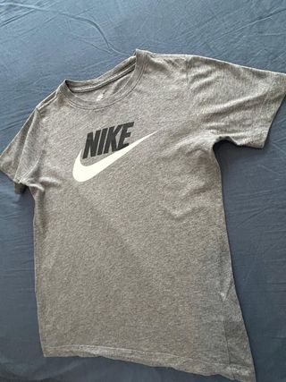 Boy's gray nike t-shirt 