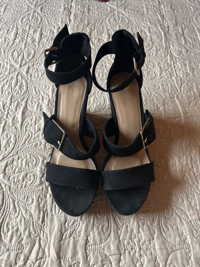 Sandálias Stradivarius pretas de salto alto